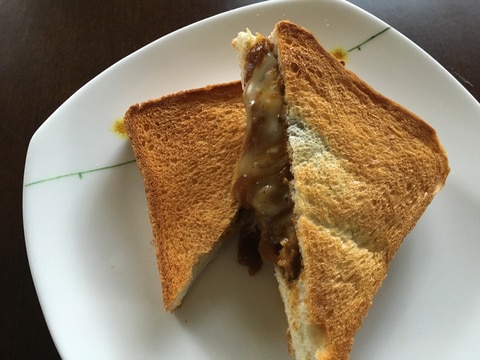 焼きチーズカレーのホットサンド